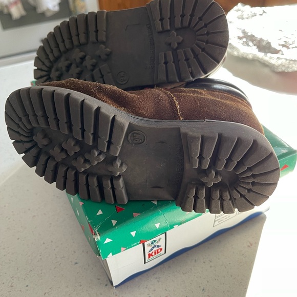 Vintage kids Brown Boots with Red Laces. Size 9 W - Picture 3 of 4